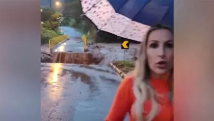 Ponte é levada por correnteza enquanto prefeita gravava vídeo em Santa Tereza no RS; veja video